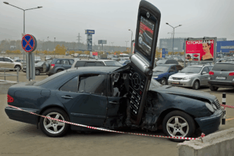 Unutulmaz Cesaret: Motorola RAZR'ın Efsane Reklamı!