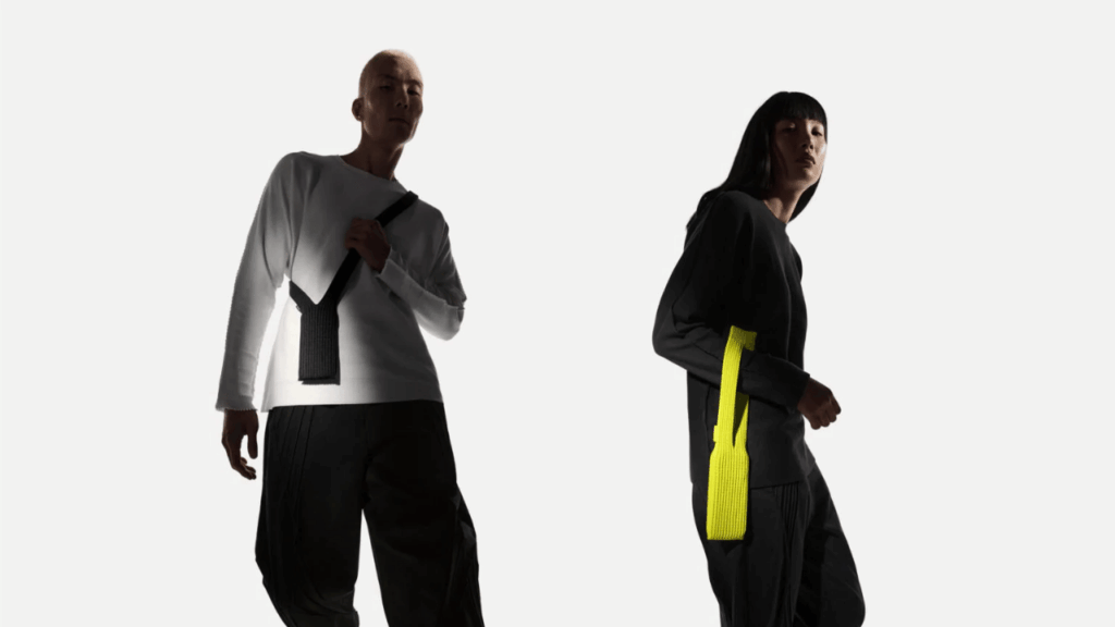 Apple ve ISSEY MIYAKE, iPhone için “çorap” tarzı yeni aksesuarını tanıttı