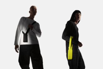 Apple ve ISSEY MIYAKE, iPhone için “çorap” tarzı yeni aksesuarını tanıttı