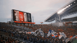 ABD’de Şok Eden Olay: Paraşütçü Skorboarda Takıldı, Stadyumda Nefesler Tutuldu