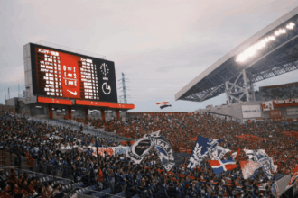 ABD’de Şok Eden Olay: Paraşütçü Skorboarda Takıldı, Stadyumda Nefesler Tutuldu