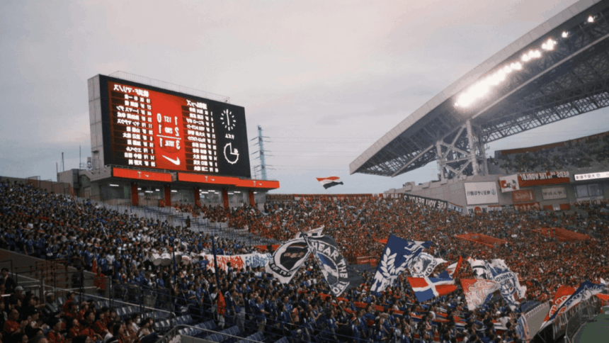 ABD’de Şok Eden Olay: Paraşütçü Skorboarda Takıldı, Stadyumda Nefesler Tutuldu