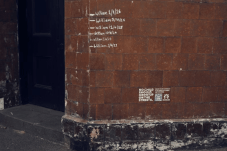 Avustralya’da Sokaklara Çizilen Boy Ölçerler, Genç Evsizliğine Dikkat Çekiyor