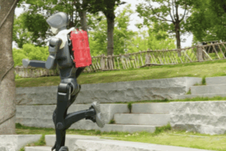 DR02 insansı robotu yangın söndürme görevleri için eğitiliyor