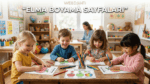 Anaokulu sınıfında ahşap masada oturup elma resmi boyayan neşeli çocuklar ve renkli elma boyama sayfaları etkinlik görseli.